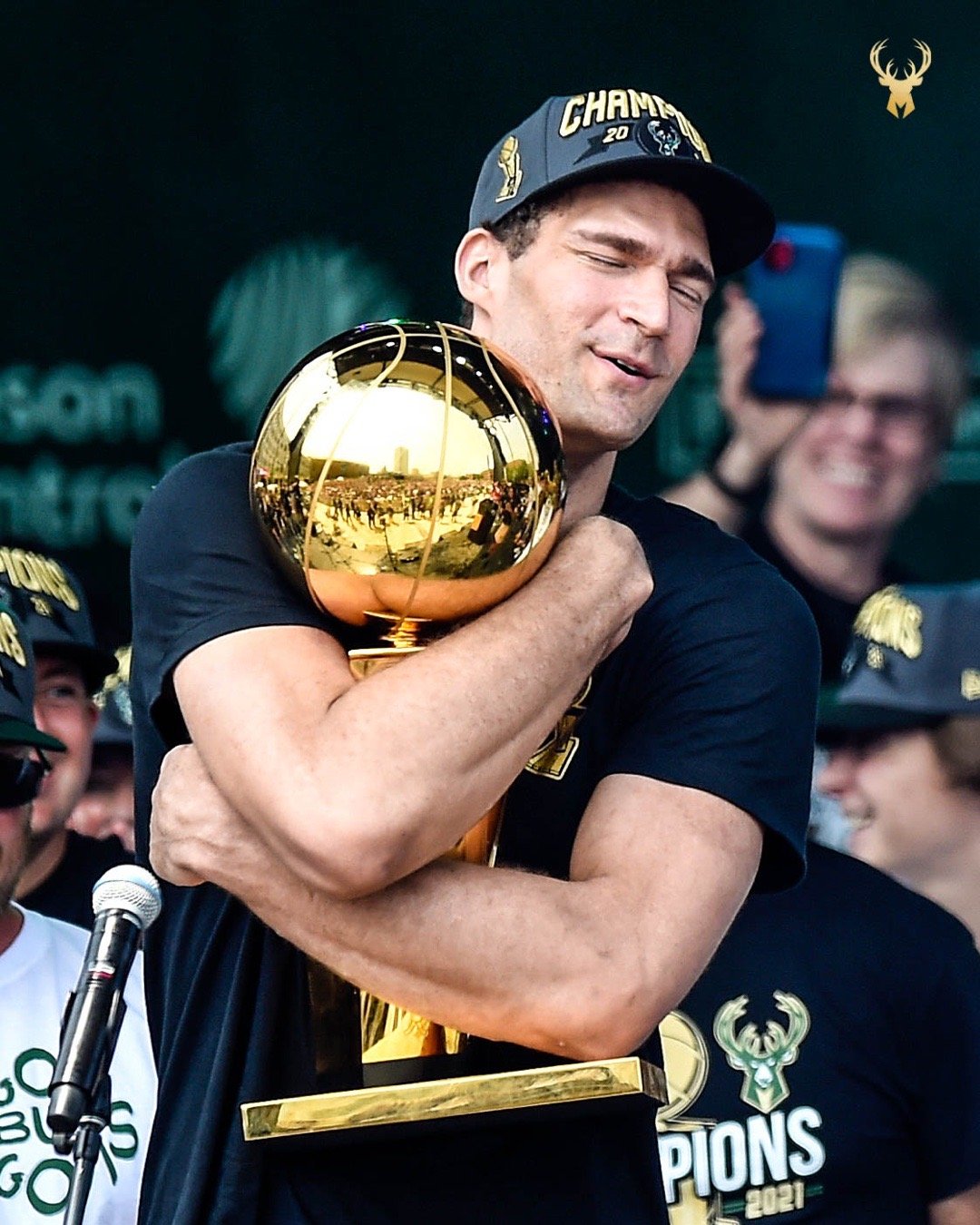 密尔沃基雄鹿训练开放日;今晚复出首秀引欢呼;亚冠在即;阵容厚度经受考验 -问鼎官网入口